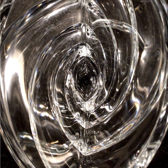 NEW Solid Clear Glass Vase with Swirl - Picture 4 of 4